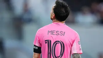 El astro argentino Lionel Messi dijo este miércoles que tiene "bastantes dudas" de que vaya a seguir jugando al fútbol "mucho tiempo más", en una emotiva carta de despedida a su padre y representante, Jorge Messi, fallecido el sábado a los 68 años.