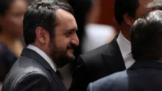 Andrés Manuel López Beltrán enfrenta críticas de dirigentes del PRI, PAN y Movimiento Ciudadano luego de que Estados Unidos revocara su visa. La presidenta Claudia Sheinbaum calificó la medida como política e injerencista.