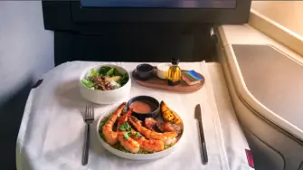 Detrás de un omelette, un tamal o un chile en nogada servido durante un vuelo existe una operación que comienza meses antes en tierra. Aeroméxico desarrolla menús según la duración, destino, temporada y perfil del pasajero.