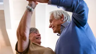 El profesor de danza jubilado Pasquale Lannotta y su compañera Elisa Favaem se presentaron en una plaza de Roma. La pareja de ancianos encantó a las personas que pasaban por el lugar y transmitió un mensaje de esperanza para que todos adopten un estilo de vida más activo.