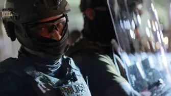 Los críticos centra su atención en la mano dura empleada por los agentes del ICE para detener a inmigrantes.
