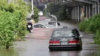 Al menos cinco personas murieron en el este de Japón tras lluvias "sin precedentes" que dejaron a miles de personas varadas en el aeropuerto de Narita y provocaron atascos en las carreteras y retrasos ferroviarios, informaron las autoridades el viernes.