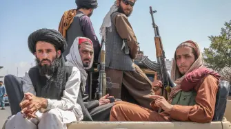 Se cumplen cinco años de la caída de Kabul: cómo los talibanes llegaron al poder, cayeron y regresaron por segunda vez, dejando a mujeres y niñas prácticamente excluidas de la vida pública.
