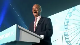Nigel Farage, el líder del partido antinmigración británico Reform UK, fue reelegido holgadamente como diputado en unas inusuales elecciones parciales en las que su principal rival, un candidato satírico que usa un basurero en la cabeza, obtuvo un resultado mejor de lo esperado.