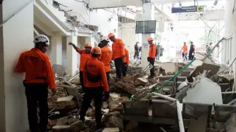 Miles de evacuados aguardan ayuda el domingo en la isla de Flores, en el este de Indonesia, tras un potente terremoto que mató a 53 personas, hirió a decenas y dañó centenares de casas y edificios.