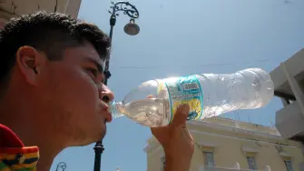 El Servicio Meteorológico Nacional informó que varias regiones del país ya presentan condiciones asociadas a la canícula. Aunque suele extenderse entre julio y agosto, su duración cambia cada año y puede prolongarse hasta septiembre.

Para más información del tema, visita: https://www.eleconomista.com.mx/politica/canicula-2026-termina-estados-seguiran-lluvias-20260725-825022.html

Twitter: https://twitter.com/eleconomista 
Sitio web: https://www.eleconomista.com.mx/ 
Facebook: https://www.facebook.com/ElEconomista.mx 
Instagram: https://www.instagram.com/eleconomistamx 

#ElEconomista #EETV #Política