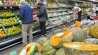 El "superpeso" alcanzó su mejor nivel en más de dos años; aunque un tipo de cambio más bajo puede aumentar el poder adquisitivo y abaratar productos y servicios, también afecta a quienes reciben remesas o dependen de actividades exportadoras.