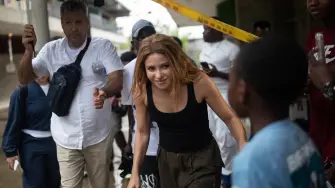 La celebre cantante colombiana Shakira visitó el lunes el departamento del Chocó, donde se ubicó el epicentro del terremoto de magnitud 7,4 que golpeó sobre todo al oeste del país, con un balance de casi 300 muertos.