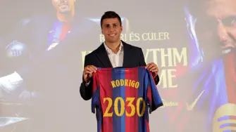 El FC Barcelona hizo oficial este martes el fichaje de Rodrigo Hernández “Rodri”, reciente campeón mundial con España y que abandona el Manchester City inglés para unirse a los catalanes hasta el 30 de junio de 2030.