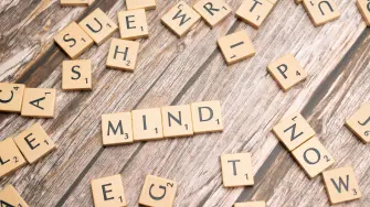 Los juegos de mesa estimulan la memoria, la atención, la estrategia y la interacción social, habilidades que contribuyen a mantener activo el cerebro.