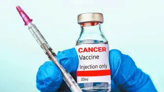 Los laboratorios farmacéuticos estadounidenses Merck y Moderna anunciaron este miércoles resultados positivos en la última fase de los ensayos clínicos de su tratamiento experimental con ARN mensajero contra el cáncer de piel, dirigido a pacientes con melanoma avanzado.
Para más información del tema, visita: https://www.eleconomista.com.mx/arteseideas/moderna-merck-anuncian-resultados-positivos-vacuna-cancer-piel-20260819-829039.html 

Twitter: https://twitter.com/eleconomista 
Sitio web: https://www.eleconomista.com.mx/ 
Facebook: https://www.facebook.com/ElEconomista.mx 
Instagram: https://www.instagram.com/eleconomistamx 

#ElEconomista #EETV #ArteseIdeas