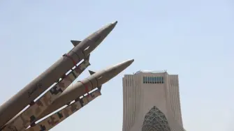 Irán amenazó el miércoles a los países del Golfo que presten cualquier tipo de apoyo al ejército estadounidense, horas después de que Emiratos Árabes Unidos suspendiera sus intercambios comerciales con Teherán en un contexto regional cada vez más candente.