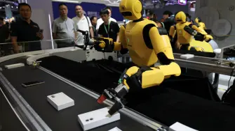 Humanoid robots by DexForce demonstrate working at a smartphone assembly and inspection production line during the 2026 World Robot Conference, in Beijing, China August 19, 2026. REUTERS/Tingshu Wang