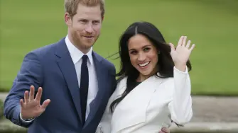 El príncipe Enrique y su esposa Meghan, que residen en California luego de romper lazos con la familia real británica en 2020, regresarán a vivir a Reino Unido, informaron el miércoles medios británicos.