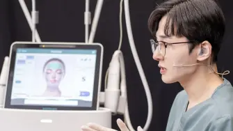 Junhyoung Park es médico estético y ha representado a Corea del Sur en concursos internacionales de belleza.
Como director de una clínica de cuidado de la piel en Seúl, sabe muy bien hasta qué punto la apariencia influye en los negocios.