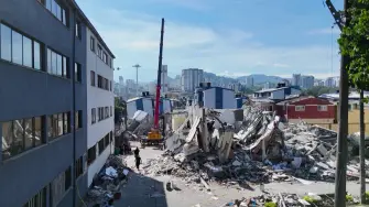 Colombia quiere repetir el plan de reconstrucción implementado tras el sismo del Eje Cafetero de 1999
Colombia elevó este viernes a 321 el número de muertos por el terremoto que sacudió el país el pasado 10 de agosto. Hasta el momento hay más de 280.000 personas damnificadas y decenas de miles de viviendas dañadas o destruidas. Es el terremoto más mortífero desde el de 1999 en el Eje Cafetero. Para afrontar la reconstrucción el presidente Abelardo De la Espriella anunció que tomará como referencia el Fondo para la Reconstrucción y Desarrollo Social del Eje Cafetero, Forec, creado tras ese sismo en la ciudad de Armenia y que dejó 1.185 muertos.

¡Síguenos en nuestras redes sociales para mantenerte informado! 

Twitter: https://twitter.com/eleconomista 
Sitio web: https://www.eleconomista.com.mx/ 
Facebook: https://www.facebook.com/ElEconomista.mx 
Instagram: https://www.instagram.com/eleconomistamx 

#ElEconomista #EETV #DW