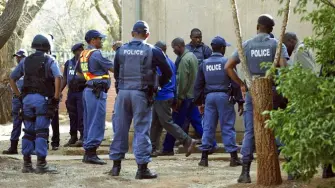 La policía de Sudáfrica descubrió un importante laboratorio de metanfetamina cristalina en la frontera con Zimbabue y detuvo a varios ciudadanos extranjeros, incluidos dos mexicanos, según informaron el viernes.