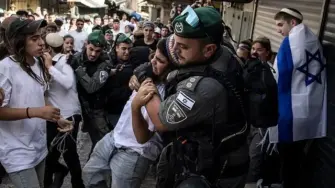 Ministro israelí llama a eliminar entre 30 y 40 palestinos por noche en Gaza
Itamar Ben Gvir, el ministro de Seguridad Nacional israelí, pidió en un pódcast matar a entre 30 y 40 palestinos cada noche en Gaza. También reclamó expulsar a la población y colonizar la Franja con asentamientos. En la entrevista se enorgulleció además de las malas condiciones en las que están los presos palestinos en las cárceles israelíes.
Declaraciones similares del ministro israelí han sido condenadas e incluso han sido presentadas ante tribunales internacionales como evidencia de una "intención genocida” que Israel niega.