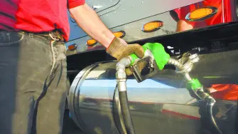 La pérdida de capacidad de refinación de Rusia lo presiona al alza, afirmó jefe de análisis petrolero de GasBuddy.