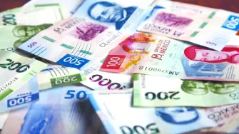 El peso avanzó debido al mejor sentimiento del mercado, en medio de la caída del dólar y el petróleo por menores preocupaciones sobre la guerra.