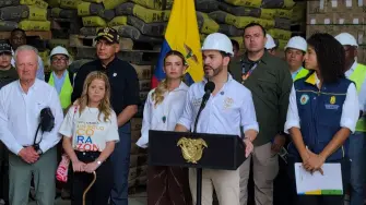 El presidente de Colombia, Abelardo de la Espriella, ordenó iniciar esta semana operaciones coordinadas entre la autoridad migratoria y la policía para deportar a migrantes irregulares en el país.

¡Síguenos en nuestras redes sociales para mantenerte informado! 

Twitter: https://twitter.com/eleconomista 
Sitio web: https://www.eleconomista.com.mx/ 
Facebook: https://www.facebook.com/ElEconomista.mx 
Instagram: https://www.instagram.com/eleconomistamx 

#ElEconomista #EETV #AFP