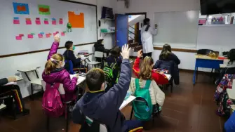 A partir de octubre de 2026, las escuelas particulares con facturación anual superior a 3.5 millones de pesos deberán asumir nuevas comisiones al recibir pagos con tarjeta bancaria, debido a que la Asociación de Bancos de México eliminará la tasa de intercambio de 0% para el sector educativo básico.