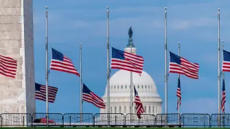 El presidente de Estados Unidos, Donald Trump, ordenó que las banderas ondearan a media asta durante una semana y lamentó una "verdadera pérdida para millones de personas".