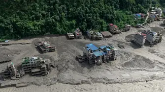 Un alud registrado este miércoles en el cruce fronterizo entre Nepal y China dejó al menos nueve personas muertas y 384 viajeros desaparecidos, entre ellos 291 extranjeros, informó la Junta de Turismo de Nepal.
