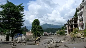 Alrededor de un centenar de personas murieron el miércoles por una crecida devastadora de un río en una zona de la frontera entre Nepal y China que dejó cientos de desaparecidos, muchos de ellos turistas extranjeros.