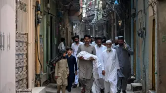 Catorce bebés murieron en un incendio el miércoles en la maternidad de un hospital de la capital pakistaní, indicaron las autoridades, que atribuyeron el fuego a un aire acondicionado defectuoso.