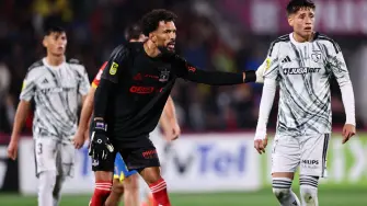 Colo Colo's Cape Verdean goalkeeper Vozinha (L) looks on during the Copa Chile football match between Colo Colo and Union Espanola at the Nacional Stadium in Santiago on August 26, 2026. (Photo by Javier TORRES / AFP)