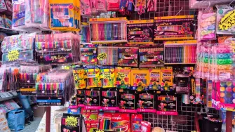 La calle de Mesones en la Ciudad de México tiene dos contrastes; entre el negocio formal que identifica bajas ventas y los puestos ambulantes con ventas altas.