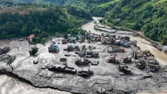 El cambio climático está generando condiciones que pueden desestabilizar las rocas y el hielo de alta montaña, lo que aumenta el riesgo de desastres como la inundación ocurrida esta semana en el Himalaya, en la frontera entre Nepal y China, que dejó 165 muertos, según científicos.