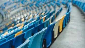 En Argentina, los deudores alimentarios pueden quedarse sin entrada al estadio hasta que regularicen sus deudas con sus hijos. Cada fin de semana, unos 30 deudores quedan fuera de los estadios de la provincia de Buenos Aires, donde hay 8.500 personas registradas por impago de cuotas alimentarias.