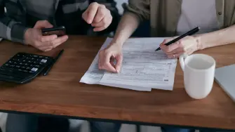 Según los expertos, cuando uno de los dos está endeudado, puede ocasionar problemas a la relación, especialmente si tienen metas financieras en común.