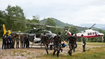 China suspendió este viernes las operaciones de rescate debido al alto riesgo de nuevas riadas en Tíbet, donde cientos de personas siguen desaparecidas dos días después del mortal deslave que azotó la zona fronteriza con Nepal.