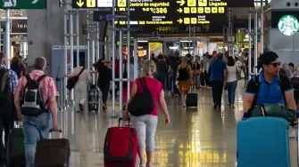 Dos mexicanos fueron detenidos en el aeropuerto de Roma tras localizar 17.4 kilos de metanfetamina ocultos en un doble fondo de sus maletas.