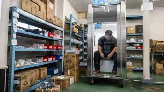 Recién llegado a su trabajo en bicicleta, mareado por el sofocante calor del verano japonés, Isao Tabuchi se dirige a la última adquisición de su empresa: un refrigerador para humanos. 
¡Síguenos en nuestras redes sociales para mantenerte informado! 

Twitter: https://twitter.com/eleconomista 
Facebook: https://www.facebook.com/ElEconomista.mx 
Instagram: https://www.instagram.com/eleconomistamx 
LinkedIn: https://www.linkedin.com/company/el-economista/ 

#ElEconomista #EETV #AFP