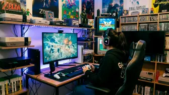 Gamer con consolas de diversas épocas.