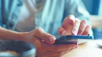 Con la Inteligencia Artificial es posible clonar voces y crear videos falsos de familiares y amigos cercanos, que tienen el potencial afectar la salud mental y financiera de cualquier persona, la palabra de seguridad puede ayudar a no caer.