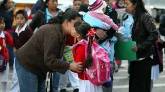 Millones de estudiantes regresan a las aulas; la CDMX despliega 15,000 policías y prevé afectaciones por marchas.

Para más información del tema, visita: https://www.eleconomista.com.mx/politica/regreso-clases-2026-2027-28-millones-estudiantes-vuelven-aulas-cdmx-despliega-15-000-policias-20260831-831057.html

¡Síguenos en nuestras redes sociales para mantenerte informado! 

Twitter: https://twitter.com/eleconomista 
Sitio web: https://www.eleconomista.com.mx/ 
Facebook: https://www.facebook.com/ElEconomista.mx 
Instagram: https://www.instagram.com/eleconomistamx 

#ElEconomista #EETV #Política