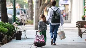 Mientras los hogares del país que más ganan destinan sólo 7% de su dinero al gasto escolar, los que menos tienen se ven en la necesidad de tomar más recursos y descobijar otros servicios que también son importantes, como alimentación y salud.
