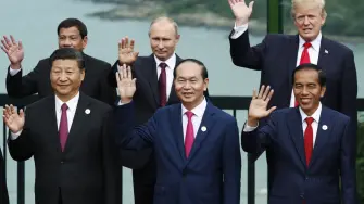 El asesor del Kremlin Yuri Ushakov afirmó este martes que podría celebrarse una reunión trilateral entre el presidente ruso, Vladimir Putin, y sus pares de Estados Unidos, Donald Trump, y China, Xi Jinping, en la próxima cumbre del Foro de Cooperación Económica Asia-Pacífico (APEC).