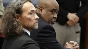 Duane "Keffe D" Davis, un exlíder de una pandilla de Los Ángeles, fue declarado culpable el lunes por un tribunal de Las Vegas del asesinato en 1996 del famoso rapero Tupac Shakur.

¡Síguenos en nuestras redes sociales para mantenerte informado! 

Twitter: https://twitter.com/eleconomista 
Sitio web: https://www.eleconomista.com.mx/ 
Facebook: https://www.facebook.com/ElEconomista.mx 
Instagram: https://www.instagram.com/eleconomistamx 

#ElEconomista #EETV #AFP