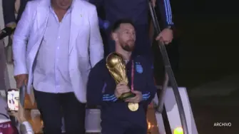 La despedida de Lionel Messi de la selección argentina provocó este lunes una ola de reacciones en Argentina y Brasil, donde aficionados destacaron el legado del capitán que condujo a la Albiceleste a la conquista del Mundial de Catar 2022.