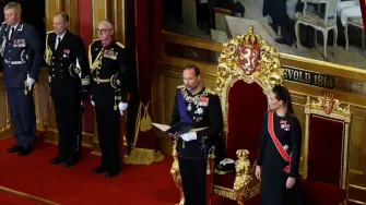 El nuevo rey de Noruega, Haakon VIII, juró el martes su cargo ante el Parlamento, en la primera gran ceremonia institucional de su reinado, marcada por la ausencia de su esposa, la reina Mette-Marit, que continúa recuperándose de un trasplante de pulmón.