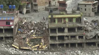El balance provisional del devastador deslave ocurrido la semana pasada en el Himalaya superó el martes la barrera de los 1.000 muertos, mientras los equipos de rescate siguen buscando entre el barro y los escombros a posibles supervivientes.
