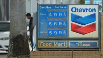 La petrolera estadounidense Chevron anunció el miércoles unos acuerdos que le permitirán duplicar su producción en Venezuela de aquí a cinco años, a pocas horas de que el secretario de Energía, Chris Wright, cierre en Caracas el pacto que cede a Washington una quinta parte de las reservas del país sudamericano.