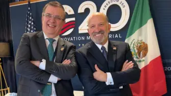 Marcelo Ebrard se reunió con Howard Lutnick para buscar un cuerdo mientras siguen las negociasiones de T-MEC.
Para más información del tema, visita: https://www.eleconomista.com.mx/empresas/mexico-busca-acuerdos-eu-sobre-aranceles-autos-acero-entorno-g-20260902-831487.html

¡Síguenos en nuestras redes sociales para mantenerte informado! 

Twitter: https://twitter.com/eleconomista 
Sitio web: https://www.eleconomista.com.mx/ 
Facebook: https://www.facebook.com/ElEconomista.mx 
Instagram: https://www.instagram.com/eleconomistamx 

#ElEconomista #EETV #Empresas