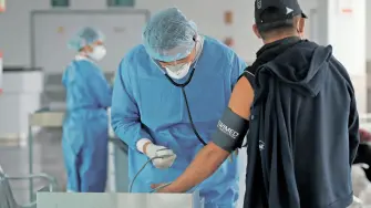 Trabajadores del Hospital General de México Dr. Eduardo Liceaga reportaron un brote de salmonela que afectó a más de cien residentes y personal médico tras consumir alimentos en las instalaciones.